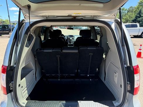 Used 2012 Chrysler Town & Country Touring w/ Entertainment Group #1 FWD image 21