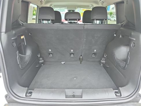 Used 2019 Jeep Renegade Latitude FWD image 30