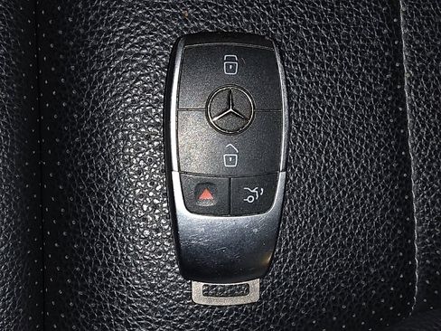 Used 2020 Mercedes-Benz GLC 300 4MATIC image 32