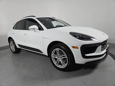 Used 2023 Porsche Macan AWD/4WD image 3