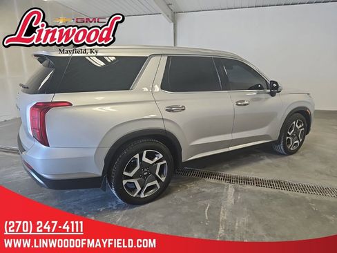 Used 2023 Hyundai Palisade SEL w/ Premium Package FWD image 2