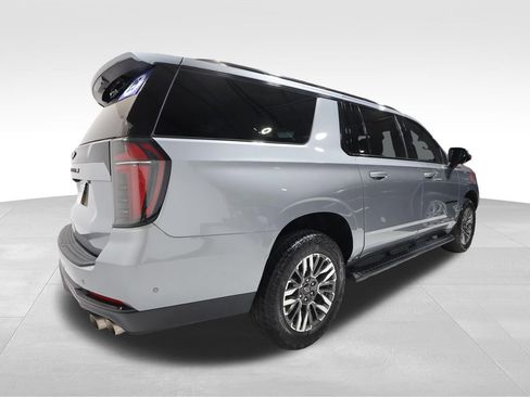 Used 2025 Chevrolet Suburban Z71 AWD/4WD image 4