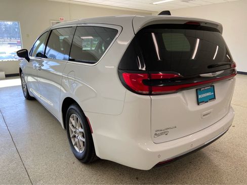 Used 2024 Chrysler Pacifica Touring-L image 9