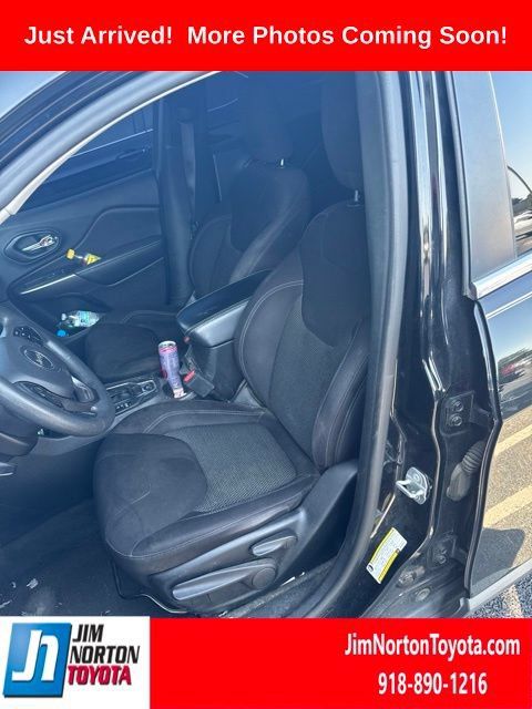 Used 2019 Jeep Cherokee Latitude w/ Popular Appearance Group FWD image 8