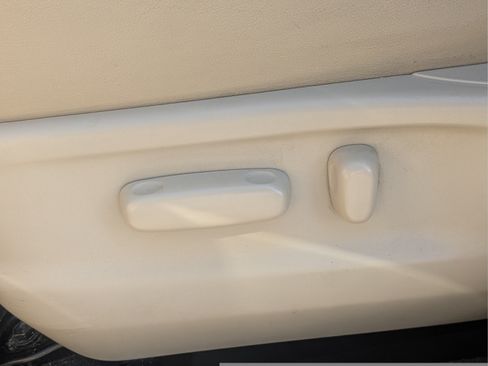 Used 2010 Toyota Venza FWD image 16