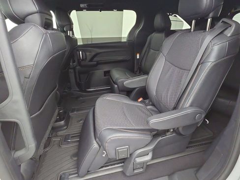 Certified 2025 Toyota Sienna Limited FWD image 17
