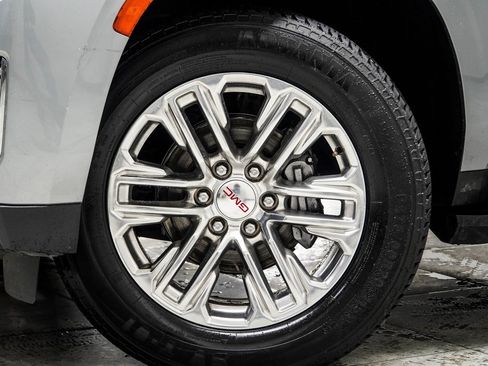 Used 2023 GMC Yukon XL SLT image 3