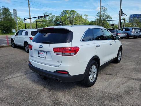 Used 2018 Kia Sorento FWD V6 image 2