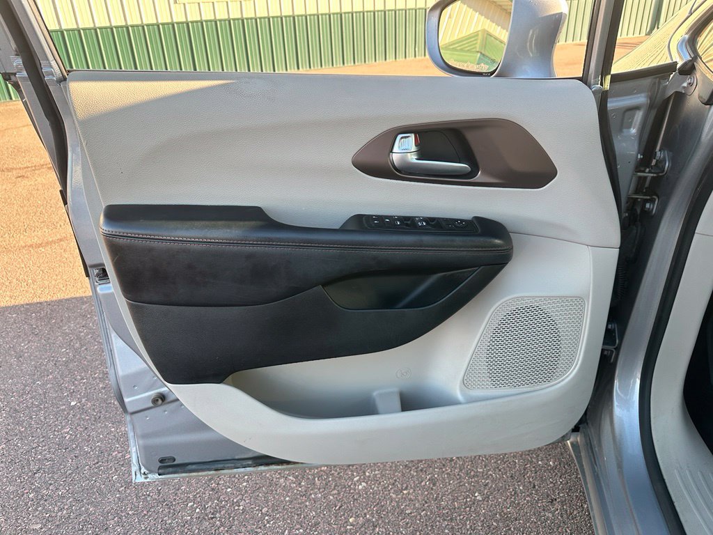 Used 2017 Chrysler Pacifica Touring-L FWD image 12