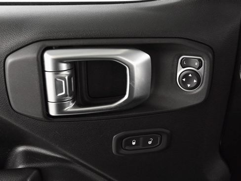 Used 2018 Jeep Wrangler Unlimited Sport S image 31