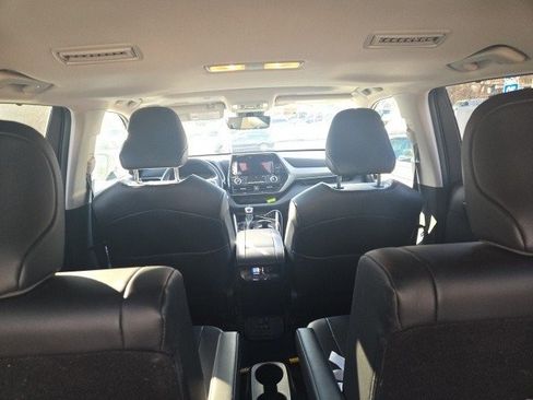Used 2023 Toyota Highlander XLE image 19
