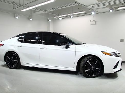 Used 2019 Toyota Camry XSE image 9