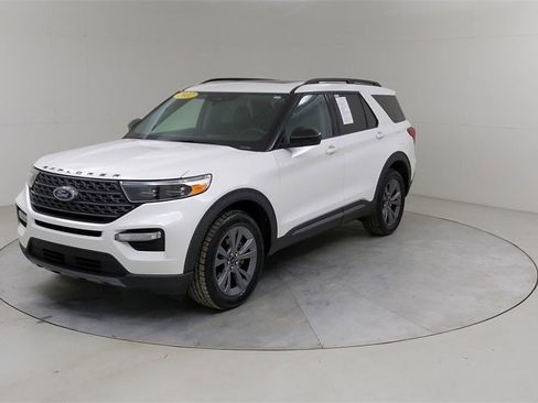 Certified 2022 Ford Explorer XLT w/ Equipment Group 202A image 22