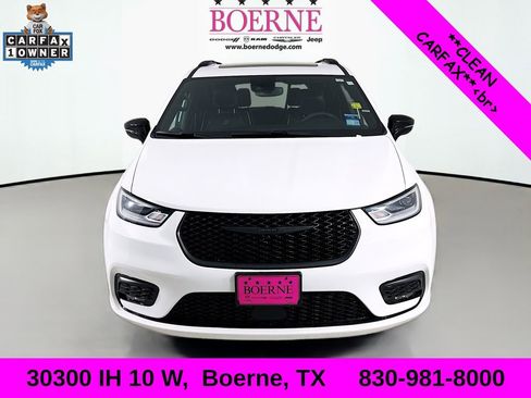 Used 2025 Chrysler Pacifica Limited image 2