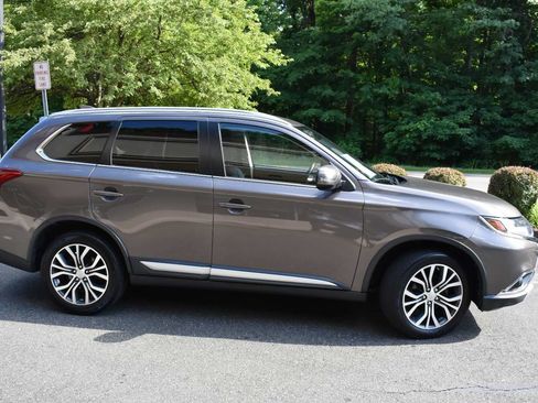 Used 2017 Mitsubishi Outlander SE AWD/4WD image 3
