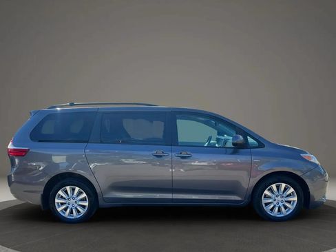 Used 2017 Toyota Sienna LE AWD/4WD image 4