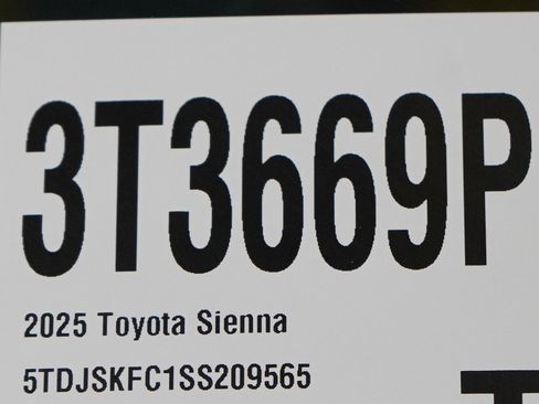 Used 2025 Toyota Sienna XLE image 34