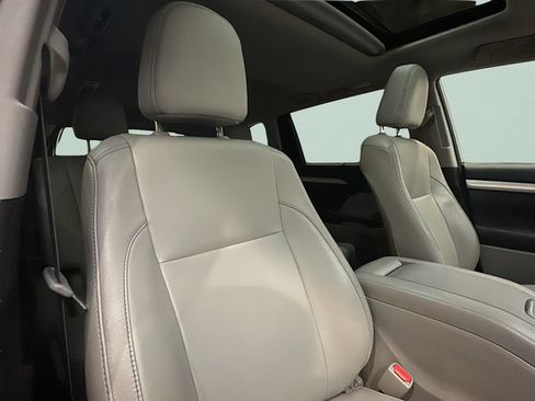 Used 2018 Toyota Highlander XLE w/ Carpet Mat Package (TMS) AWD/4WD image 19