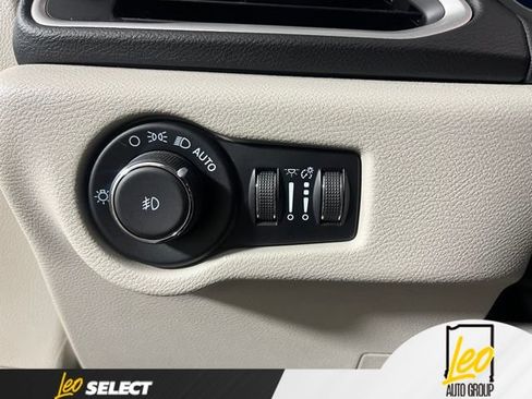 Used 2022 Chrysler Pacifica Touring-L FWD image 28