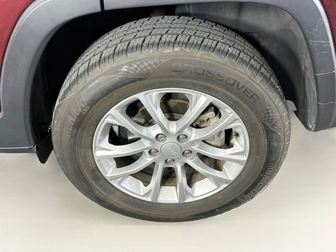 Used 2019 Jeep Cherokee Latitude w/ Popular Appearance Group FWD image 11