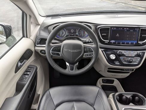 Used 2024 Chrysler Pacifica Touring-L image 19
