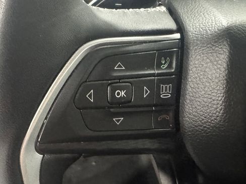 Used 2025 Jeep Grand Cherokee Altitude AWD/4WD image 5