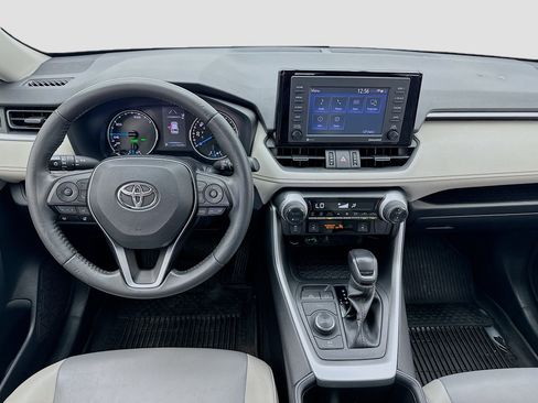 Used 2022 Toyota RAV4 XLE Premium image 15