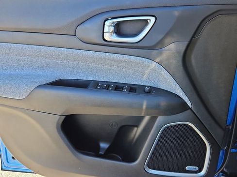 Used 2024 Jeep Compass Latitude w/ Sun and Sound Group image 24