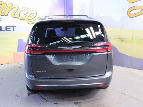 Used 2022 Chrysler Pacifica Touring image 7