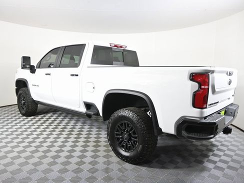 Used 2025 Chevrolet Silverado 2500 ZR2 w/ Technology Package image 4