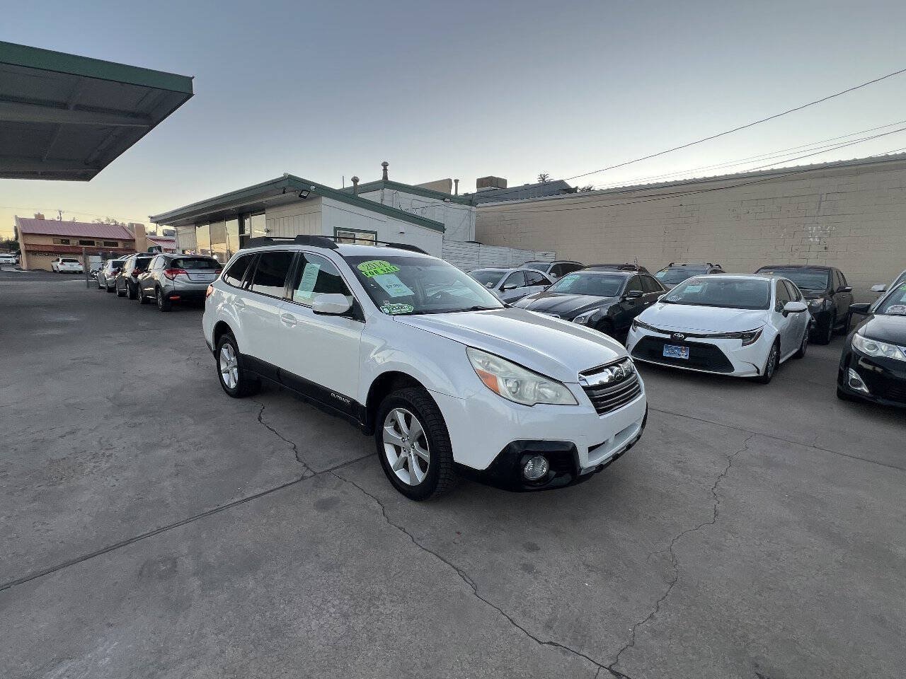 Used 2014 Subaru Outback 2.5i Premium AWD/4WD image 2