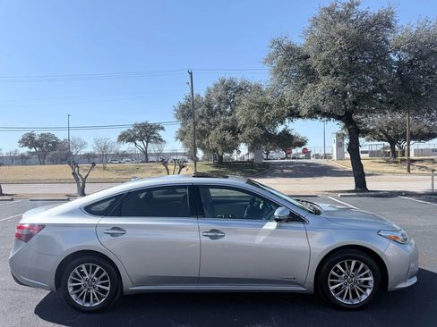 Used 2016 Toyota Avalon Limited image 2