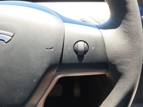 Used 2022 Tesla Model Y Long Range AWD/4WD image 29