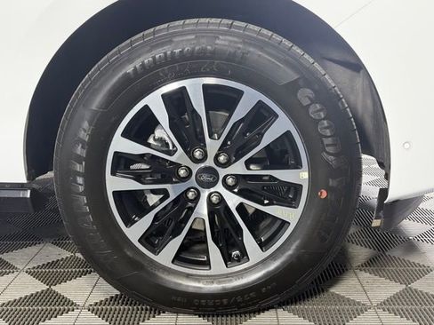 Used 2025 Ford Expedition Platinum image 12