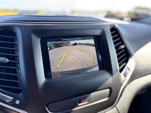 Used 2019 Jeep Cherokee Latitude w/ Popular Appearance Group image 16