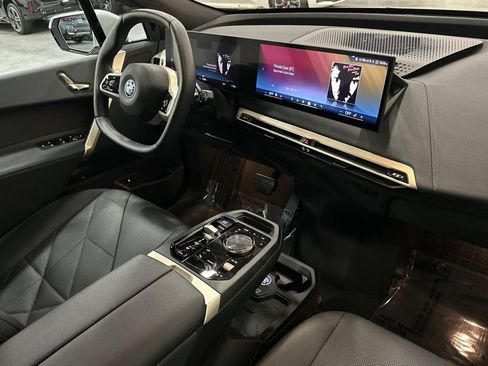 Used 2024 BMW iX xDrive50 w/ Sport Package AWD/4WD image 18