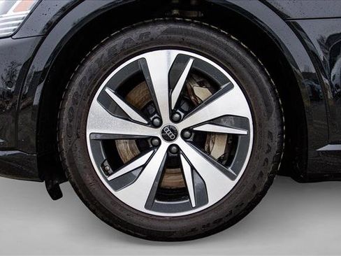 Used 2024 Audi Q8 e-tron Premium Plus w/ Premium Plus Package image 9