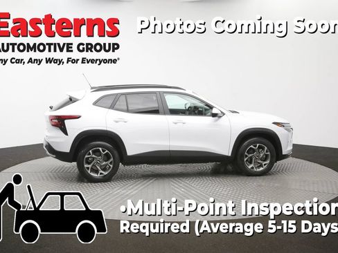 Used 2025 Chevrolet Trax LT FWD image 44