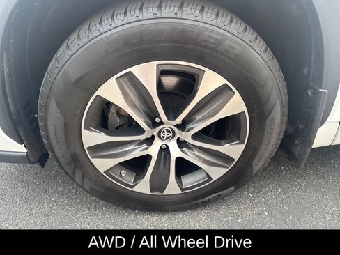 Used 2023 Toyota Highlander XLE AWD/4WD image 10