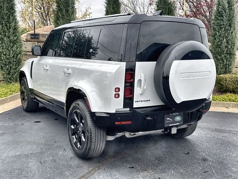 Used 2024 Land Rover Defender 110 X-Dynamic SE image 3