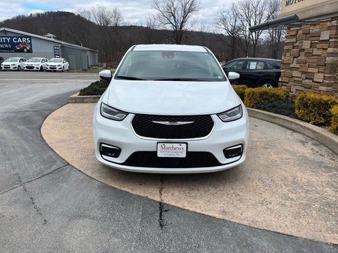 Used 2023 Chrysler Pacifica Touring-L image 2