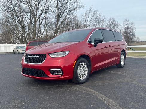 New 2026 Chrysler Pacifica Select image 2