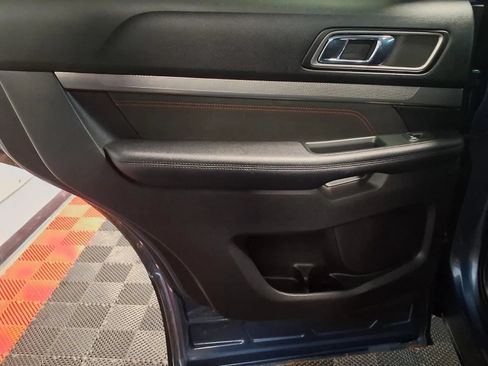 Used 2018 Ford Explorer XLT w/ Equipment Group 202A AWD/4WD image 14