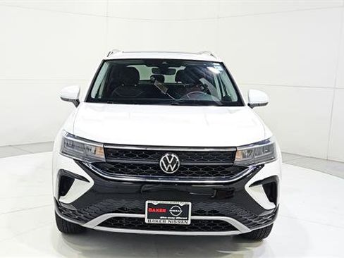 Used 2024 Volkswagen Taos SE AWD/4WD image 2