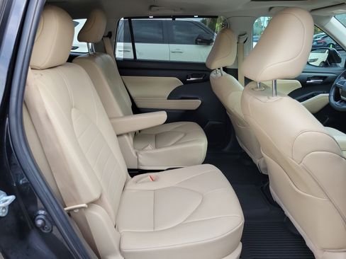 Used 2023 Toyota Highlander XLE FWD image 31