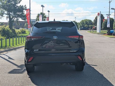 Used 2024 Toyota Highlander XLE AWD/4WD image 4