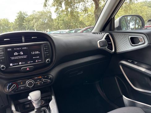 Used 2025 Kia Soul LX w/ LX Technology Package FWD image 33