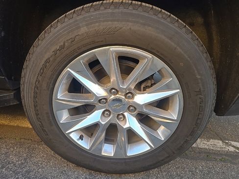 Used 2024 Chevrolet Suburban Premier image 7