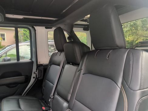 Used 2024 Jeep Wrangler Unlimited Sahara w/ Technology Group AWD/4WD image 5