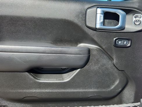 Used 2022 Jeep Gladiator Sport image 6